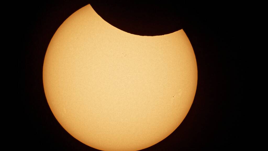 Bei einer partiellen Sonnenfinsternis wird im März 2025 ein Teil der Sonne vom Mond verdeckt. (Archivbild)