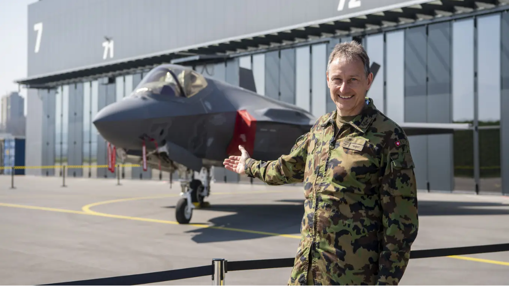 Peter Merz, Kommandant der Schweizer Luftwaffe, zeigt den F-35 in Emmen.