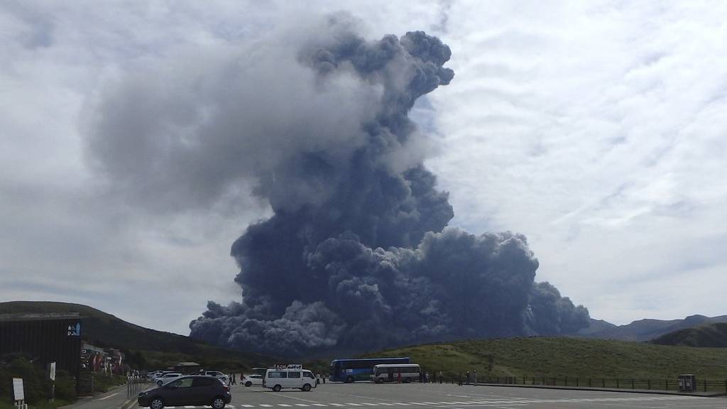 Eine riesige Rauchsäule über dem Vulkan Aso.