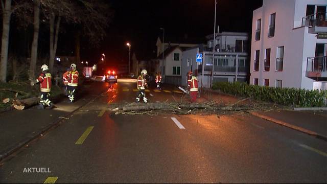 Stürmisches Unwetter zerstört Weihnachtsmarkt