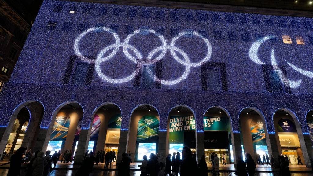 Am Freitagabend werden die 25. Olympischen Winterspiele offiziell eröffnet - an vier verschiedenen Standorten in Mailand, Cortina, Livigno und Predazzo