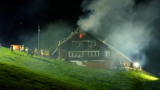 Dachstockbrand nach Blitzeinschlag: Grosseinsatz der Feuerwehr in Weissbad