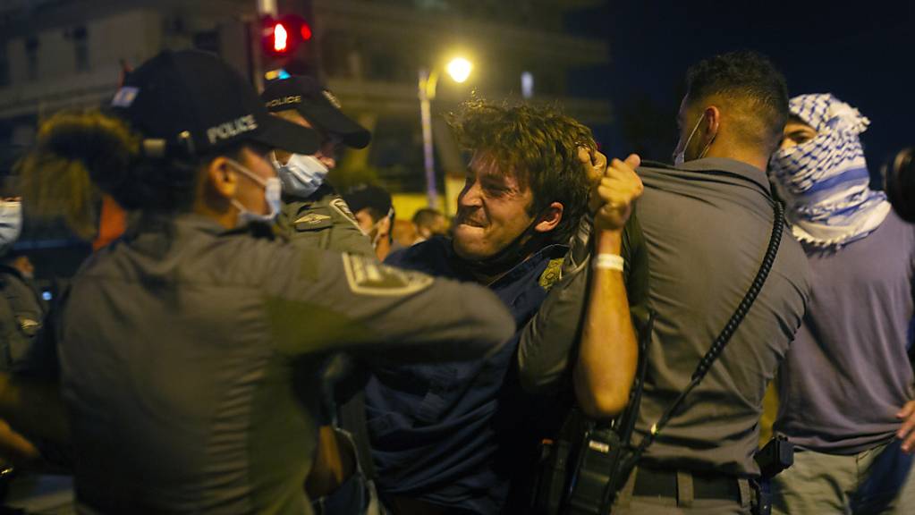 Polizisten nehmen einen Demonstranten während eines Protests vor der Residenz des israelischen Premierminister Netanjahu in Gewahrsam.