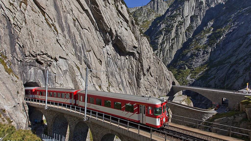 Die Bahnen der BVZ waren im ersten Halbjahr auf der Gewinnschiene unterwegs. Im Bild die Matterhorn Gotthardbahn auf der Teufelsbrücke im Kanton Uri. (Archivbild)