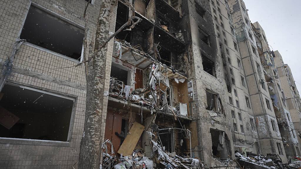 Ein Wohnhaus in Kiew, das bei einem russischen Angriff schwer beschädigt wurde. Foto: Efrem Lukatsky/AP/dpa