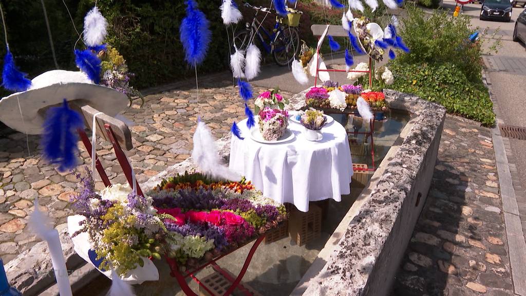 Jugendfest Lenzburg: Die Brunnen werden geschmückt