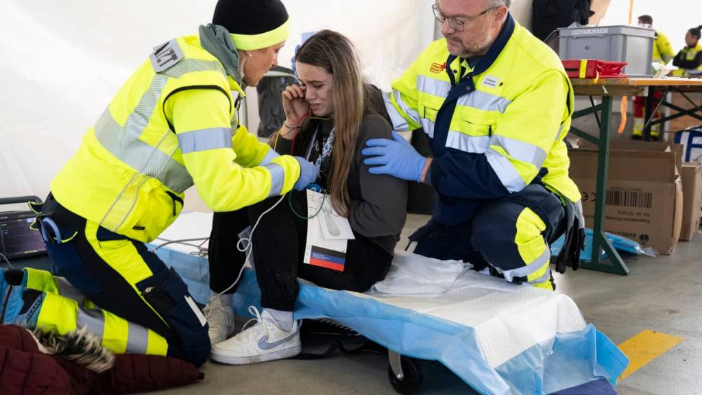 An der Rettungsübung im Lötschbergtunnel beteiligten sich rund 1000 Personen: Medizinisches Personal «behandelt» eine Statistin im BLS-Interventionszentrum.