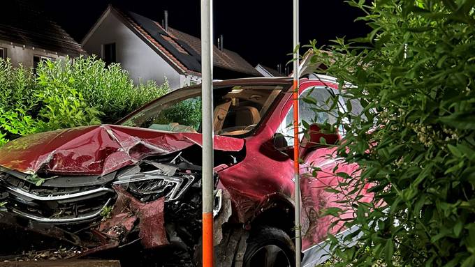 Zwei 16-Jährige klauen Auto und knallen damit in Hausmauer – Fahrer flüchtet