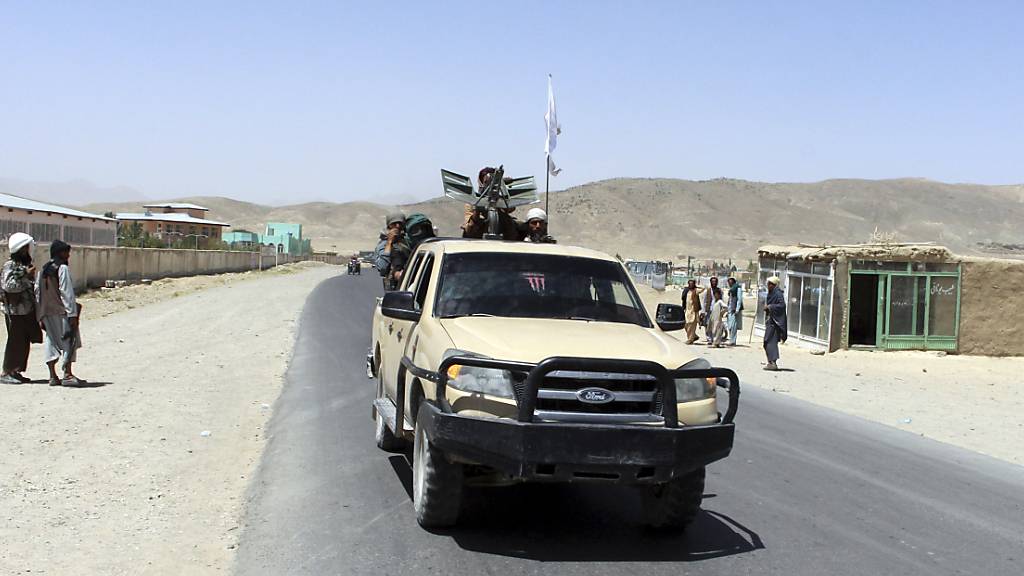 Taliban-Kämpfer patrouillieren in der Stadt Ghazni südwestlich von Kabul, Afghanistan. Die Menschenrechtsorganisation Amnesty International veröffentlichte am Freitag einen Bericht, in dem sie die Taliban für ein Massaker an der Hazara-Minderheit Anfang Juni verantwortlich macht. Foto: Gulabuddin Amiri/AP/dpa