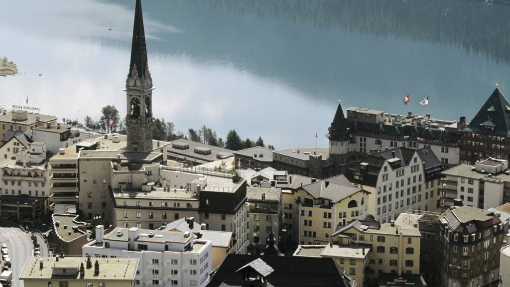 Der Engadiner Ferienort St. Moritz hat den Sommer als Marke registrieren lassen, um das Sommergeschäft anzukurbeln. (Archivbild)