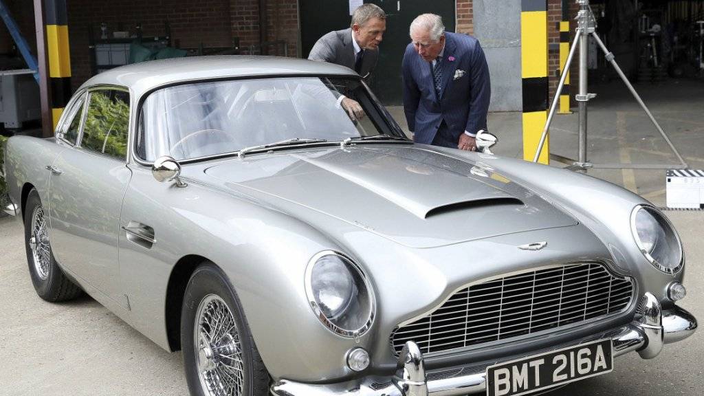 Schauspieler Daniel Craig und Prinz Charles freuen sich am Aston Martin «Bond-Auto» - weniger Freude haben derzeit allerdings die Aktionäre des Autoherstellers an ihren Papieren. (Archivbild)