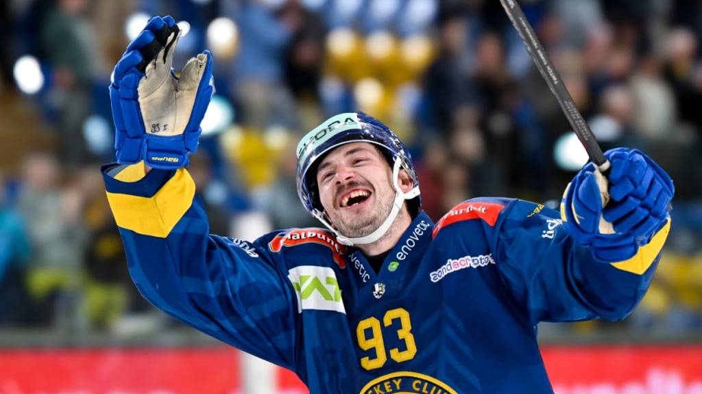 Yannick Frehner lässt sich nach dem nächsten Davoser Sieg feiern