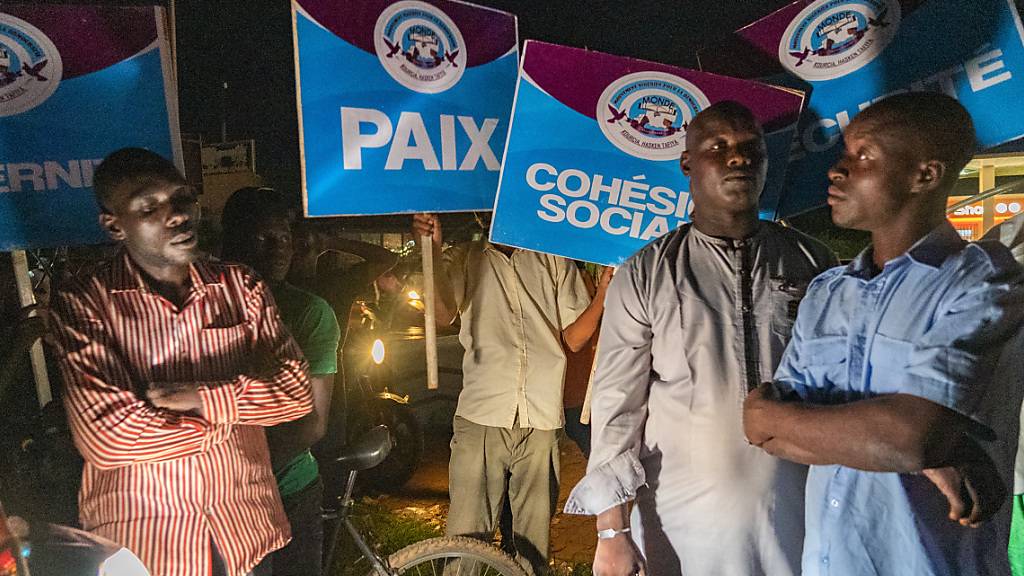 Anhänger der Militärjunta kontrollieren mit Sicherheitskräften an einem Kreisverkehr. Foto: Sam Mednick/AP/dpa