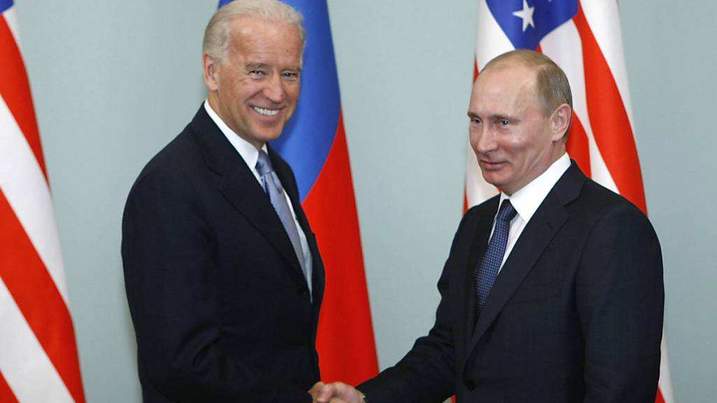 ARCHIV - Der damalige US-Vizepräsident Joe Biden (l) und der russische Präsident Wladimir Putin bei einem Treffen im Jahr 2011. Foto: Alexander Zemlianichenko/AP/dpa