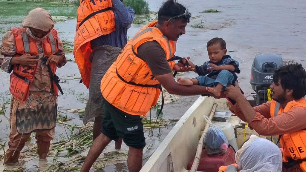 HANDOUT - Pakistanische Rettungskräfte evakuieren Dorfbewohner. Foto: Uncredited/Pakistan's National Disaster Management Authority via AP/dpa - ACHTUNG: Nur zur redaktionellen Verwendung und nur mit vollständiger Nennung des vorstehenden Credits