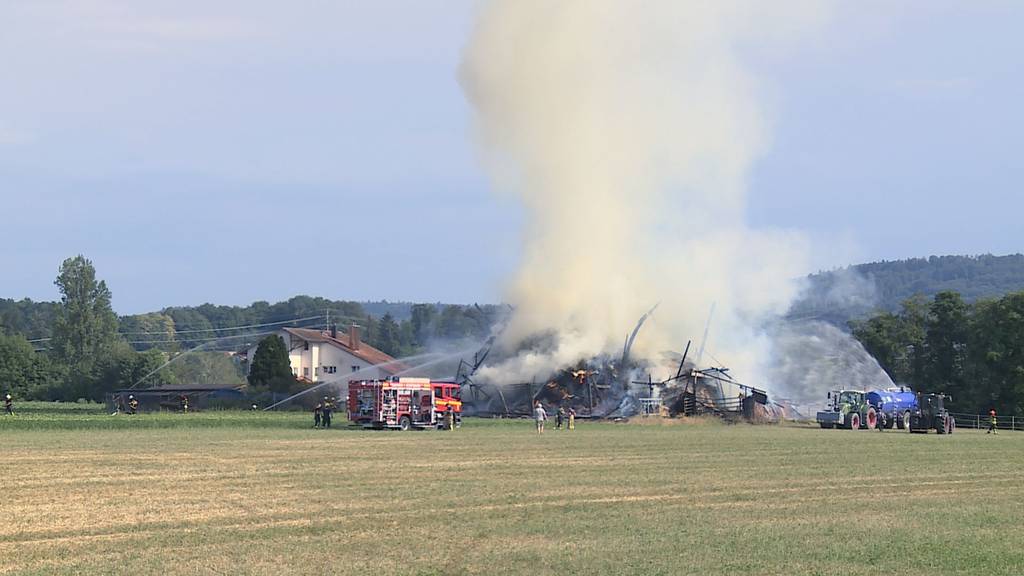 Vier Personen bei Scheunenbrand verletzt
