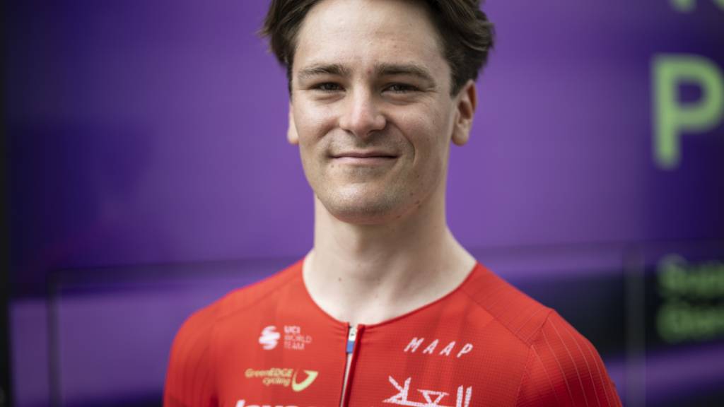 Mauro Schmid lächelt nach einer erfolgreichen Woche in Italien in die Kamera (Archivaufnahme)