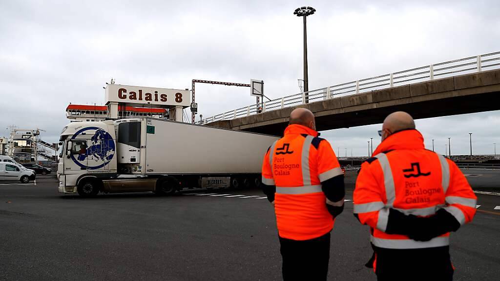 Lastwagen aus Großbritannien kommen nach dem vollständigen Bruch des Landes mit der EU im Hafen von Calais an. Foto: Sameer Al-Doumy/AFP/dpa