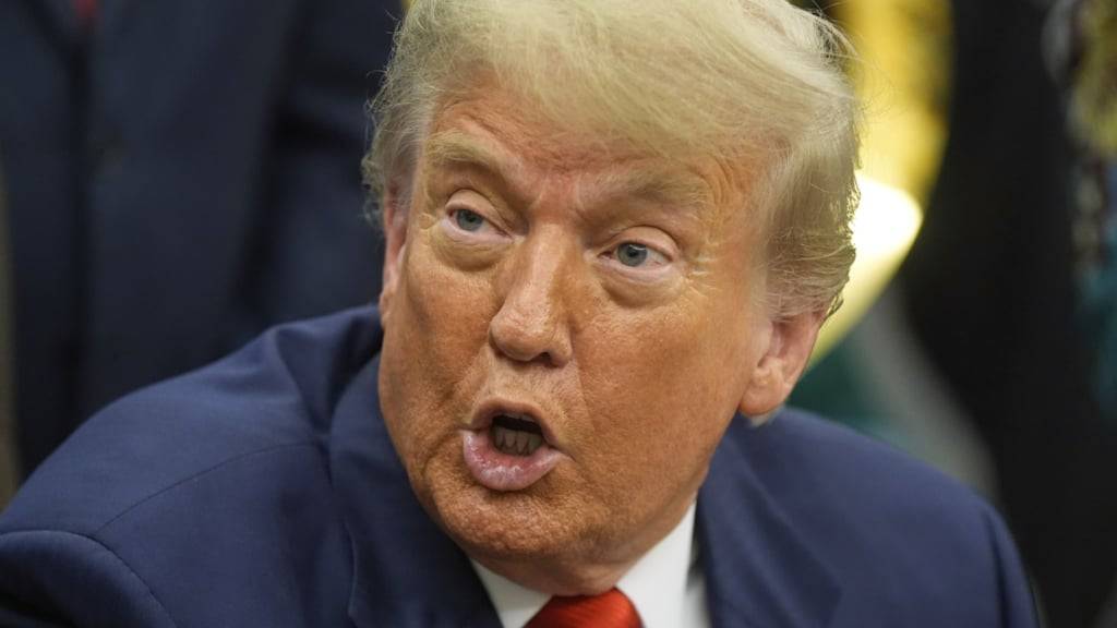 Niedrigere Zinsen würden der Regierung Milliardenersparnisse bescheren. Doch die Zentralbank ist vom Gesetz her unabhängig - ganz egal, wie sehr US-Präsident Trump deren Chef angreift. (Archivbild)