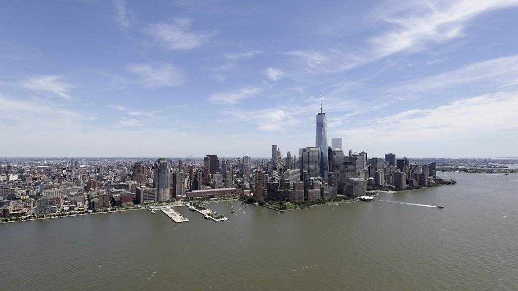 Blick auf den ans Meer grenzende New Yorker Stadtteil Manhattan (Archiv)