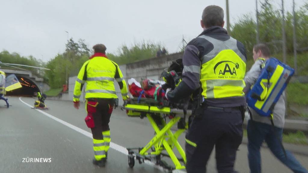 Heli-Einsatz auf der Autobahn: Schwerer Unfall bei Urdorf