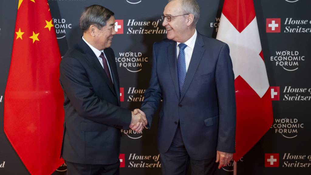 Bundespräsident Guy Parmelin (rechts) empfängt Chinas Vize-Premierminister He Lifeng (links) im House of Switzerland in Davos.