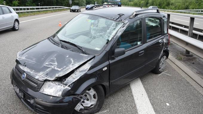 Auto überschlägt sich auf Autobahn