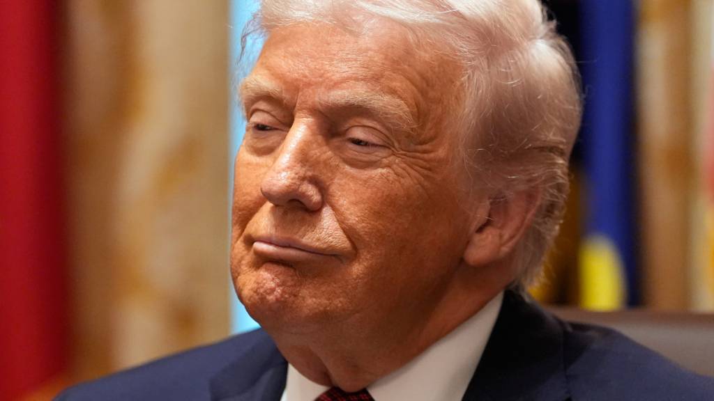 ARCHIV - US-Präsident Donald Trump reagiert im Kabinettssaal des Weißen Hauses. Foto: Alex Brandon/AP/dpa