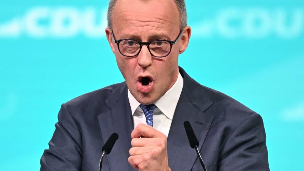 Bundeskanzler Friedrich Merz, spricht beim CDU-Bundesparteitag. Die CDU wählt ihre Führungsgremien neu. Für den Vorsitz tritt zum dritten Mal in Folge Kanzler Friedrich Merz als einziger Kandidat an. Foto: Katharina Kausche/dpa
