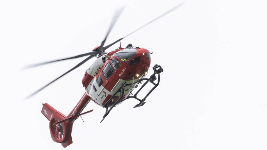 Ein 66-jähriger Mann musste nach einem Arbeitsunfall in Thayngen SH mit einem Rettungshelikopter ins Spital geflogen werden. (Symbolbild)