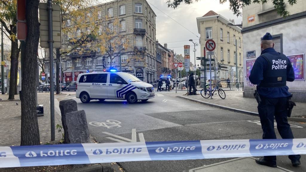 Nach den tödlichen Schüssen auf zwei Schweden in Brüssel hat die belgische Polizei einen bewaffneten Verdächtigen niedergeschossen. Foto: Lou Lampaert/Belga/dpa