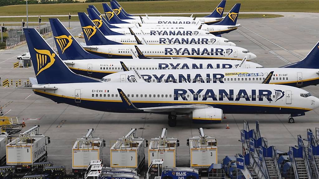 Der Ryanair-Chef Michael O'Leary hofft, dass im Sommer wieder über die Hälfte der Passagierzahlen von 2019 erreicht werden. Im Bild: Parkierte Ryanair-Flugzeuge in London Stansted. (Symbolbild)