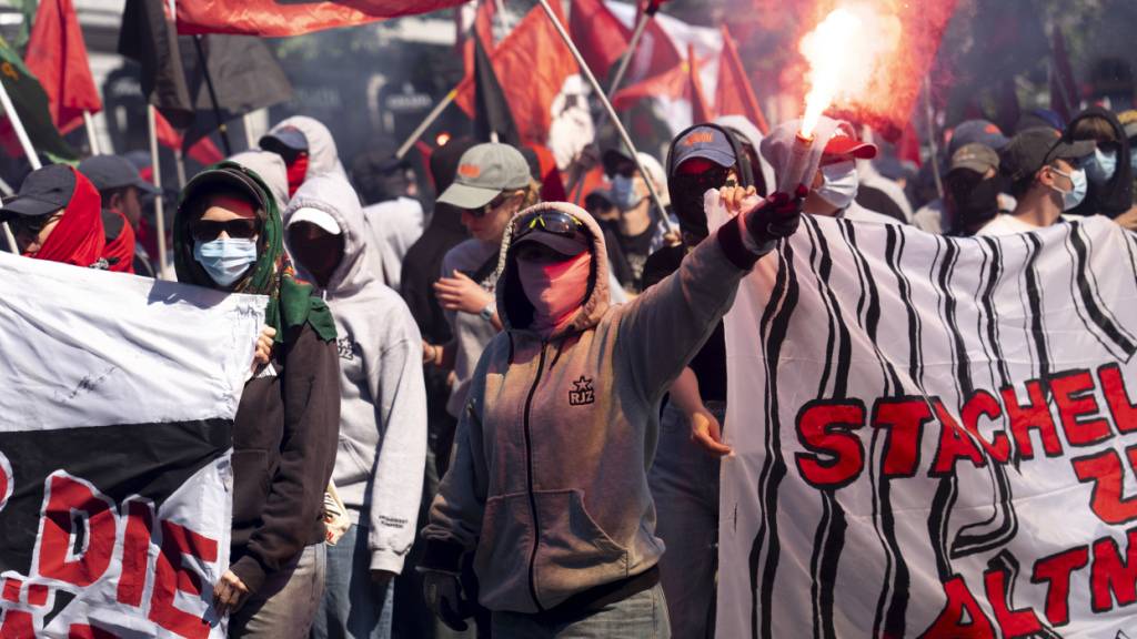 Eine unbewilligte Nachdemonstration in Zürich hielt die Polizei am 1. Mai auf Trab.