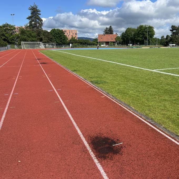 Unbekannte verwüsten Tartanbahn der Sportanlage Fronwald