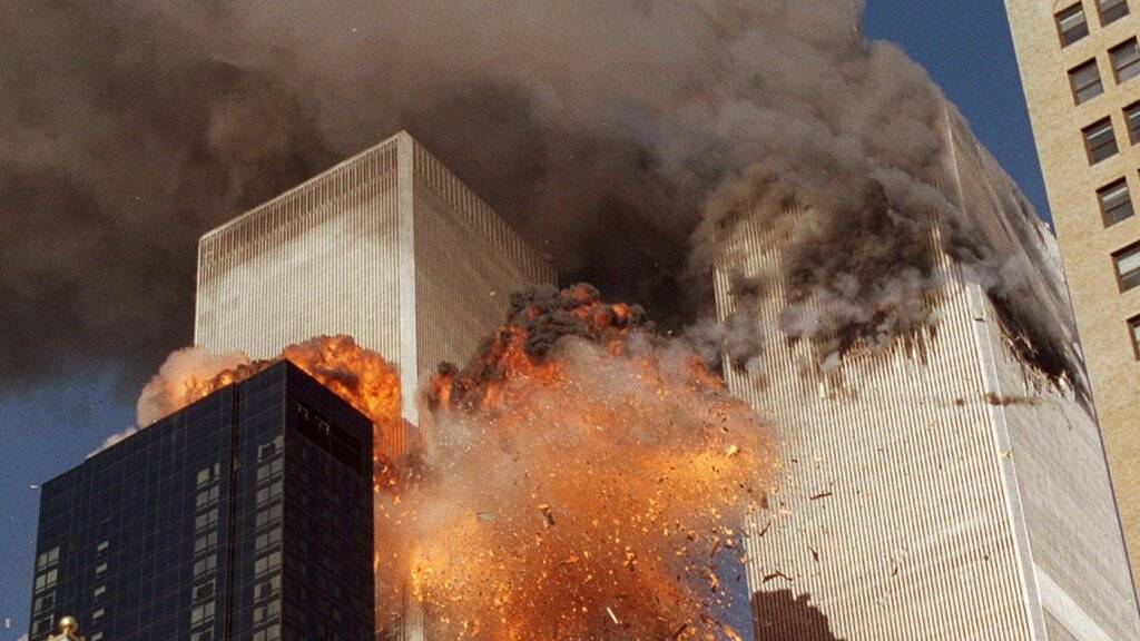 ARCHIV - Rauch und Flammen steigen aus dem World Trade Center in New York auf. Foto: Chao Soi Cheong/AP/dpa - ACHTUNG: Nur zur redaktionellen Verwendung und nur mit vollständiger Nennung des vorstehenden Credits