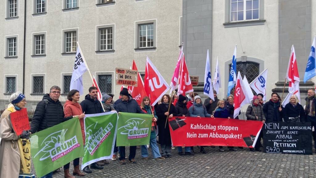 Vor dem Start der Wintersession fand vor dem St. Galler Regierungsgebäude eine Aktion des Komitees gegen das Entlastungspaket statt.