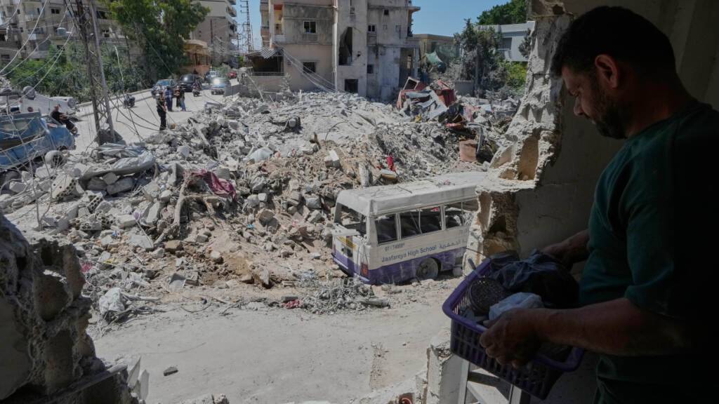 Zerstörtes Gebäude nach einem israelischen Luftangriff in der libanesischen Hafenstadt Tyrus. Foto: Mohammed Zaatari/AP/dpa/Archivbild