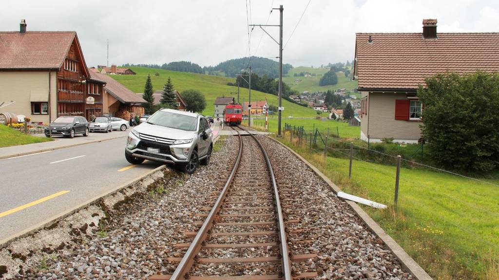 Der PKW kam auf der Trasse der Appenzellerbahn zum Stillstand.