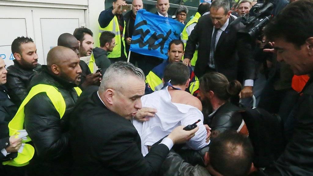 Der Personalchef von Air France, Xavier Broseta, versucht mit zerrissenem Hemd zu flüchten.