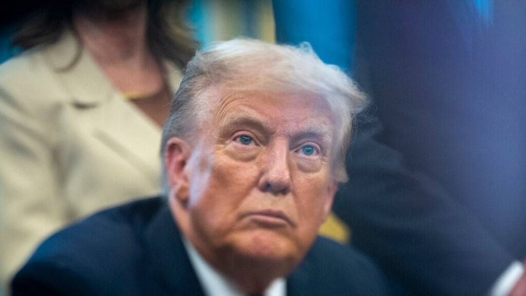 US-Präsident Donald Trump spricht im Oval Office des Weißen Hauses. Foto: Alex Brandon/AP/dpa