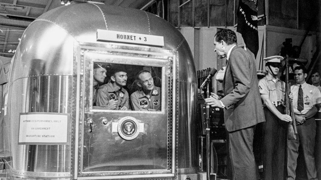 US-Präsident Richard Nixon begrüsste am 24. Juli 1969 die von ihrer Appollo 11 Mission vom Mond zurückgekehrten Astronauten Neil Amstrong, Michael Collins und Edwin Aldrin. Sie wurden aus Angst vor der Einschleppung extraterrestrischer Keime isoliert - zusammen mit weissen Mäusen. (Archivbild)