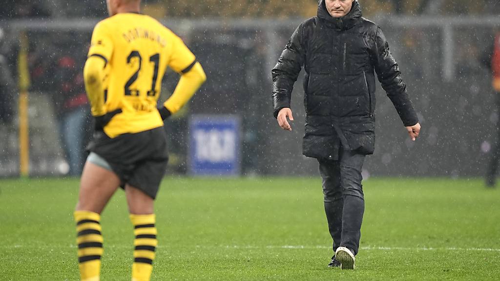 Dortmunds Trainer Edin Terzic läuft enttäuscht durch den Regen von Dortmund