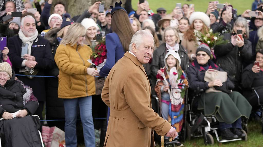 König Charles III. kommt am Weihnachtsmorgen nach dem Gottesdienst aus der Kirche St. Mary Magdalene. Foto: Kin Cheung/AP/dpa