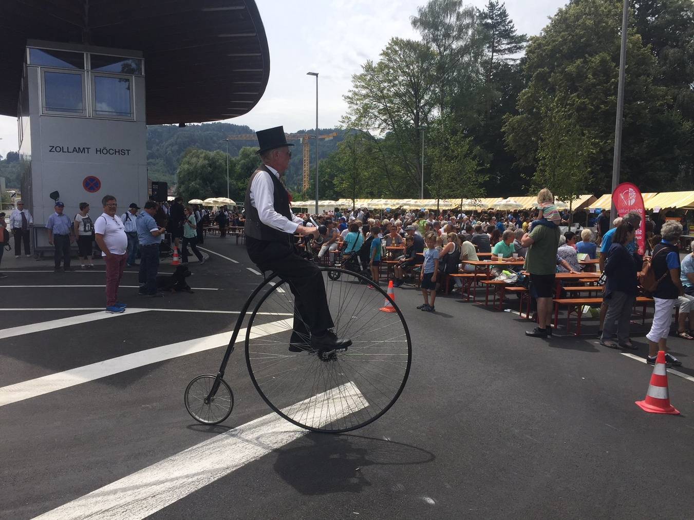 Auch ein Herr auf einem Einrad durfte sein Können unter Beweis stellen. (Bild: Land Vorarlberg/Serra)