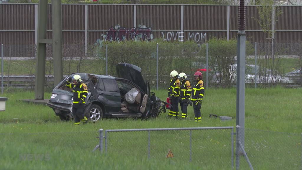 Unfall nach Verfolgungsjagd: In Walterswil fliegt ein Auto über einen Zaun und in ein Elektrizitätswerk