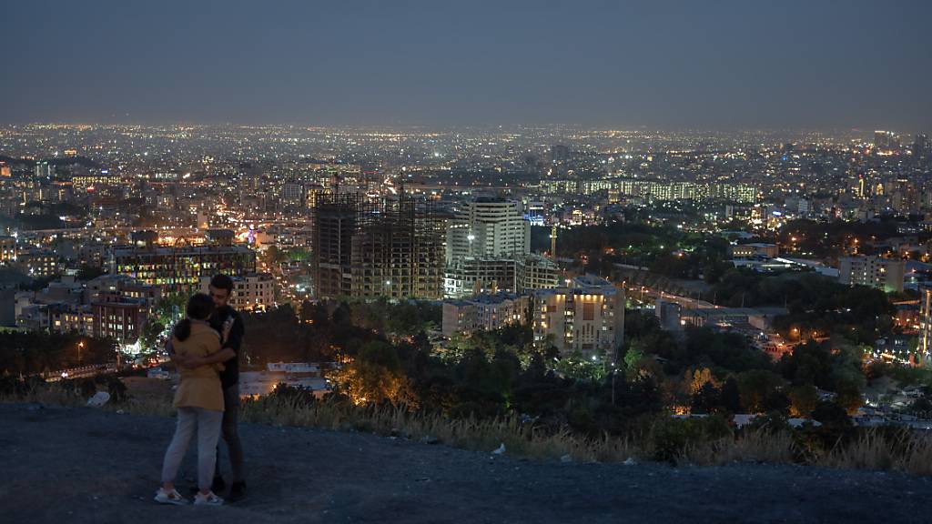 ARCHIV - Ein junges Paar steht an einem beliebten Ausflugsziel im Norden der Millionenmetropole Teheran. Als Zeichen des stillen Protests ignorieren bis heute viele Iranerinnen in den Metropolen die Kopftuchpflicht. Foto: Arne Immanuel Bänsch/dpa