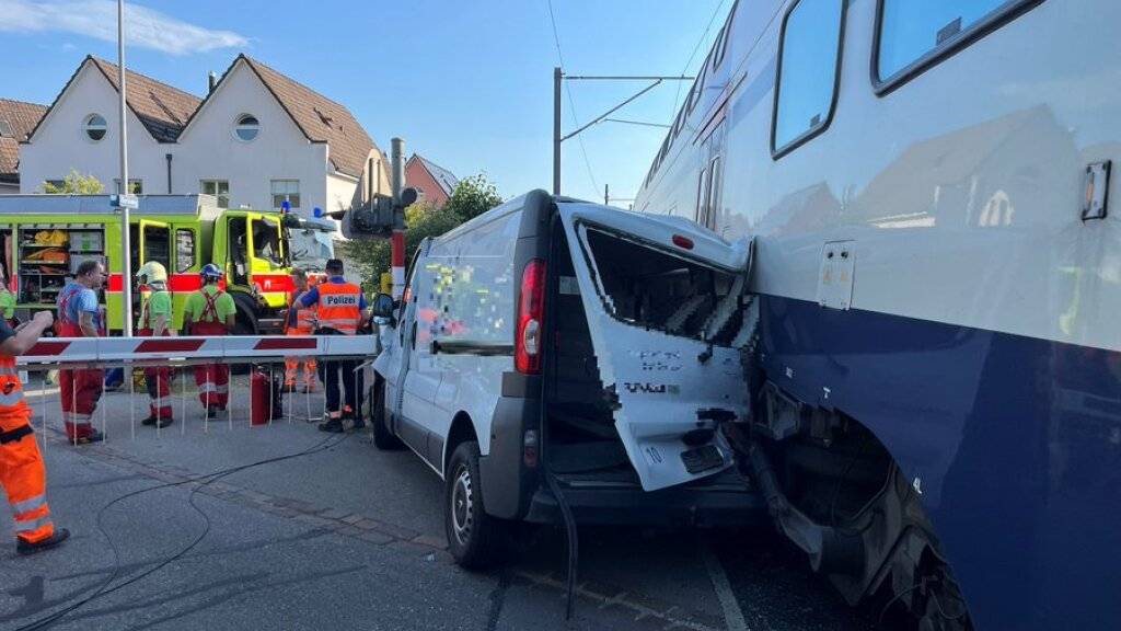 Wenig hat gefehlt, und nicht nur der Lieferwagen, sondern auch dessen Fahrer wäre von der S-Bahn in Affoltern am Albis gestreift worden.