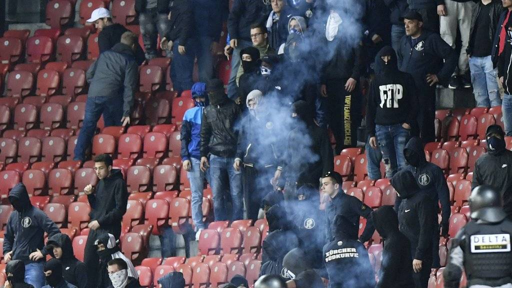 Schon im Stadion entlud sich der Zorn der Anhänger nach dem Abstieg des FCZ - in der Zürcher Innenstadt kam es in der Folge zu Ausschreitungen und Sachbeschädigung.