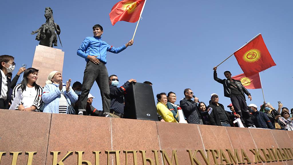 Menschen protestieren während einer Kundgebung gegen die Ergebnisse einer Parlamentsabstimmung. Nach der Parlamentswahl in dem zentralasiatischen Land Kirgistan ist es zu Ausschreitungen mit der Polizei gekommen. Foto: Vladimir Voronin/AP/dpa