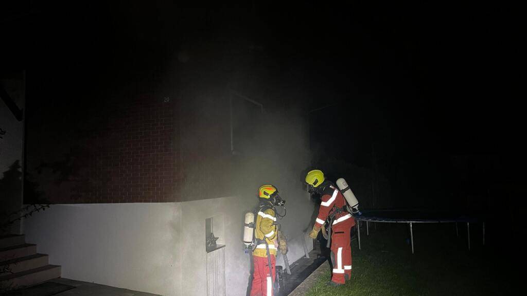 Beim Brand eines Einfamilienhauses in Wetzikon am frühen Donnerstagmorgen zog sich ein Bewohner des Hauses lebensgefährliche Verletzungen zu.